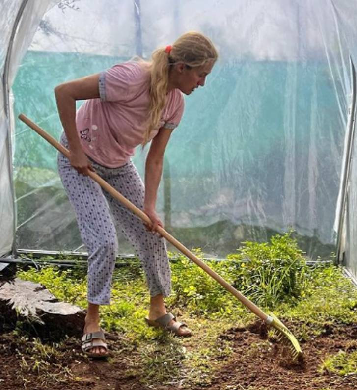 Şöhreti bırakıp doğaya çekilen ünlü manken tarlada çalışmaya başladı - Resim: 1
